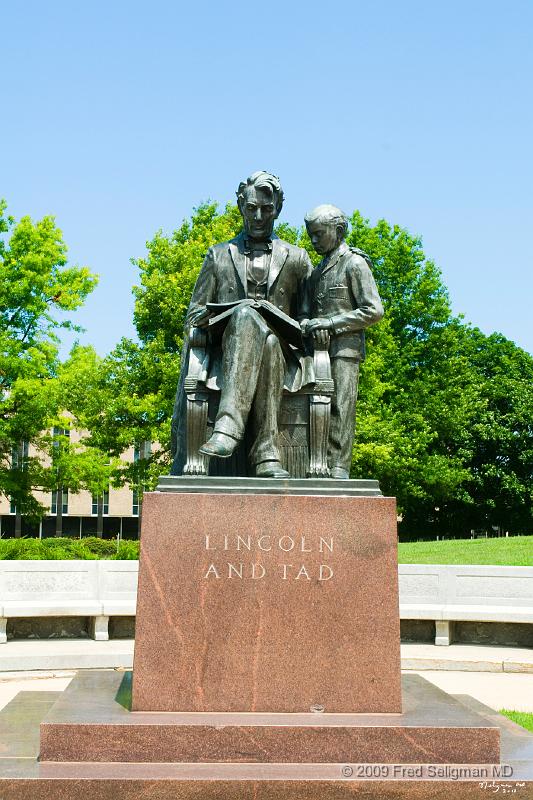 20080715_132946 D300 P 2800x4200.jpg - Lincoln and Tad.  Des Moines, Iowa,   The only statue of Lincoln that shows him in the role of father